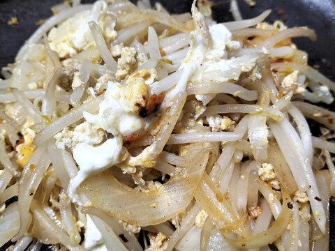 もやしと玉ねぎとたまごの食べるラー油炒め